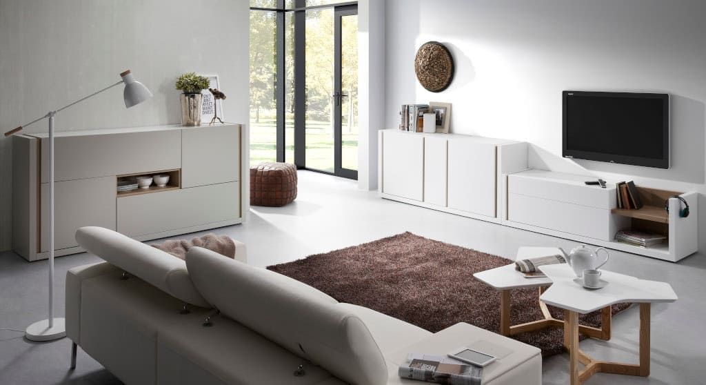 Meble z najnowszej kolekcji „Living” marki La Forma poleca do salonu Le Pukka Concept Store. Na zdjęciu widoczna jest szafka RTV i komody z serii „QU” oraz stoliki kawowe „Triangle”.