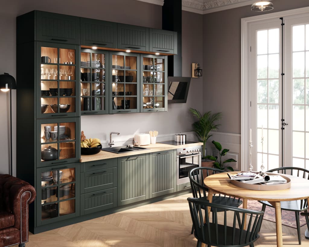 Lora firmy Layman to kolekcja, która łączy w sobie klasykę i prostotę. Symetryczne, frezowane fronty w połączeniu z ażurowymi uchwytami tworzą spójną zabudowę w skandynawskim stylu.