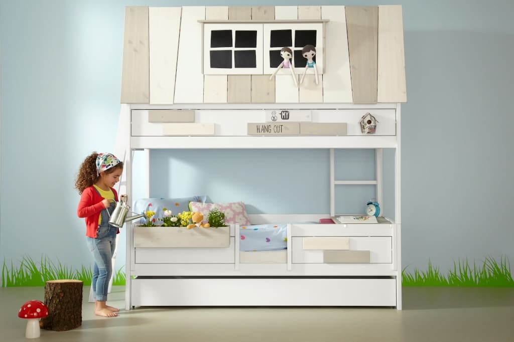 „Hangout” marki Edukids to bardzo wygodne łóżko w formie domku, a także doskonałe miejsce do zabawy zarówno dla chłopca, jak i dziewczynki.