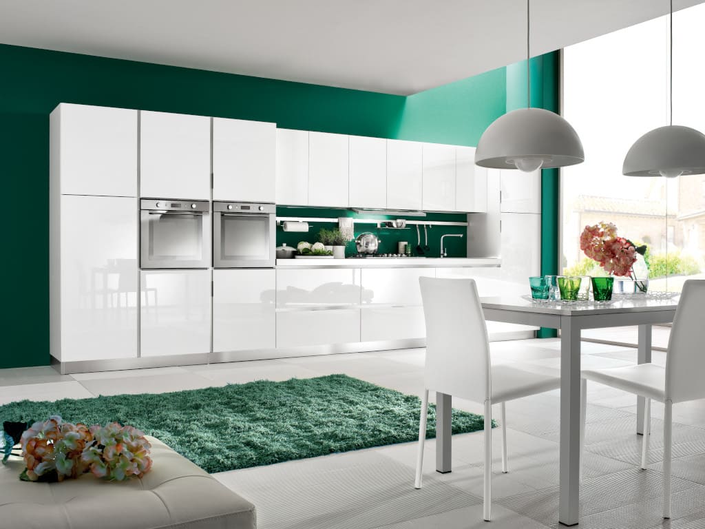 Klasyczna zabudowa kuchenna w kształcie litery L: Remeb - kuchnia „City”. Charakterystycznym elementem tego projektu są fronty.