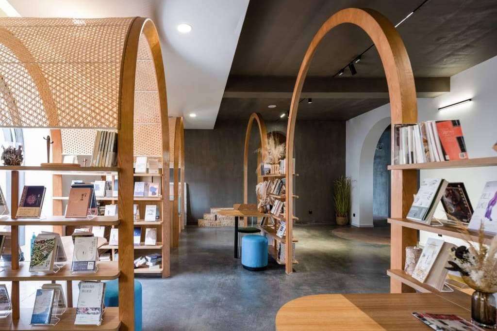 SYN Architects stworzyło łukowatą bryłę wzdłuż ściany zwróconej w stronę ulicy, zapewniającą przyjazne wejście dla gości.