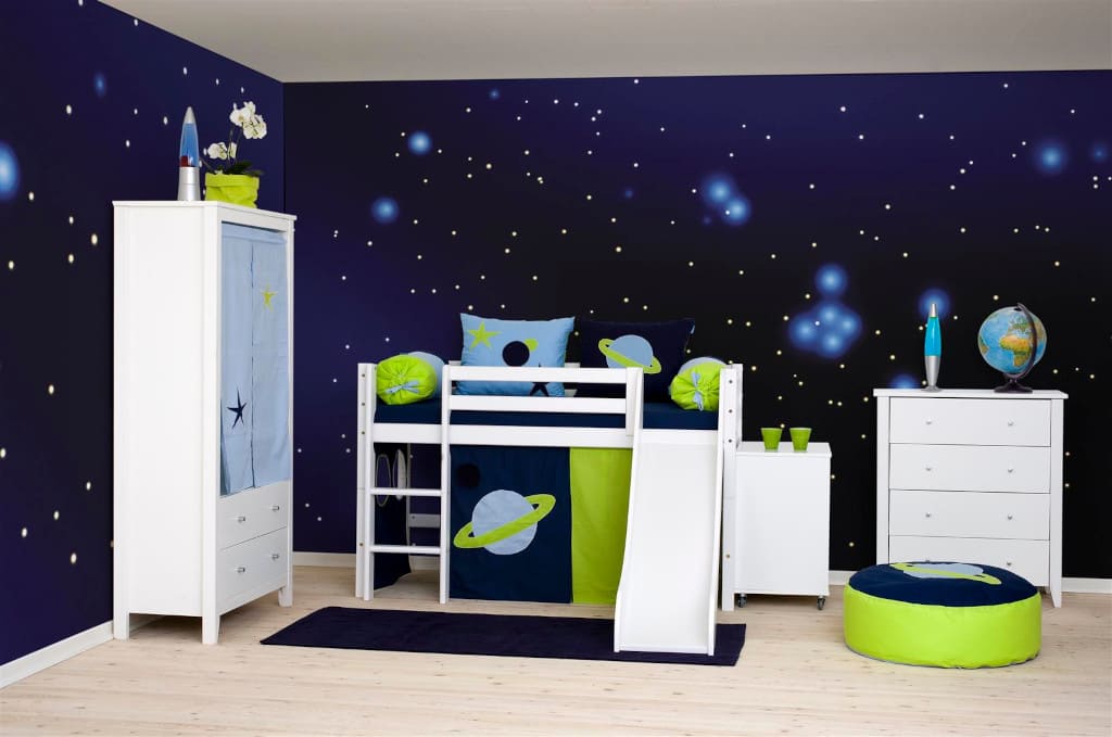 Meble dziecięce z kolekcji „Maja” firmy Seart. Tworzą system modułowy, który pozwala swobodnie dobierać i komponować poszczególne elementy, aby stworzyć przytulny i przyjazny dla dziecka pokój.