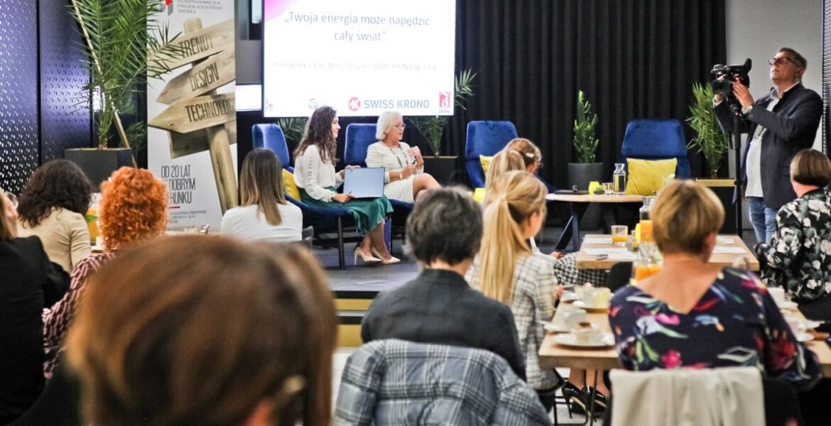 Kobiety w branży meblarskiej: Maria Wegner (z prawej) – Swiss Krono, w rozmowie z Aleksandrą Pawliną-Janygą – Grupa MTP (z lewej). Spotkanie odbyło się podczas targów DREMA 2019 w ramach Kongresu Kobiet.