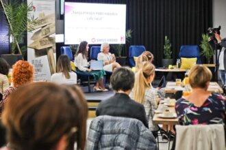 Kobiety w branży meblarskiej: Maria Wegner (z prawej) – Swiss Krono, w rozmowie z Aleksandrą Pawliną-Janygą – Grupa MTP (z lewej). Spotkanie odbyło się podczas targów DREMA 2019 w ramach Kongresu Kobiet.