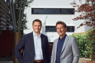 Dyrektorzy zarządzający (od lewej) Martin i Philipp Blum z optymizmem patrzą w przyszłość, jeśli chodzi o nadchodzący rok finansowy.
