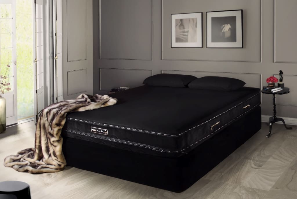 Materace marki Persono są wykonywane ręcznie, zawsze na indywidualne zamówienie. Klient może sam wybrać kolor, kształt, wymiary i rdzeń. Materace mają wkomponowane za pomocą zamków prześcieradła.