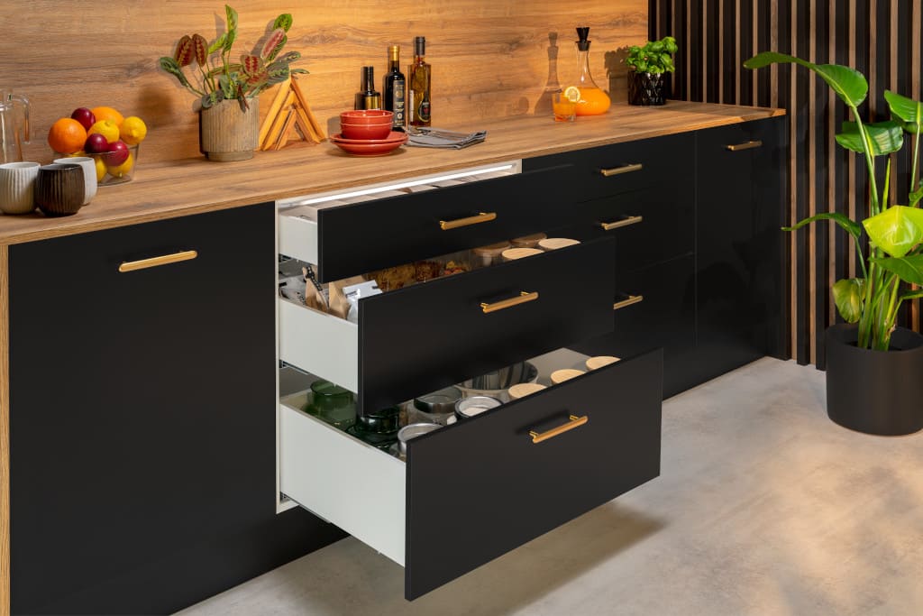 Matrix S Slim Häfele ma idealnie proste i cienkie boki (jedynie 13 mm). Plusami są także: łatwy montaż, trzy wysokości boków do wyboru oraz dwie klasyczne wersje kolorystyczne (czarna lub biała).