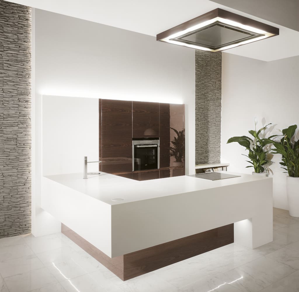 Nowoczesne meble kuchenne „Atena” firmy Meble Wrzosowa to połączenie formy i kontrastowych kolorów.