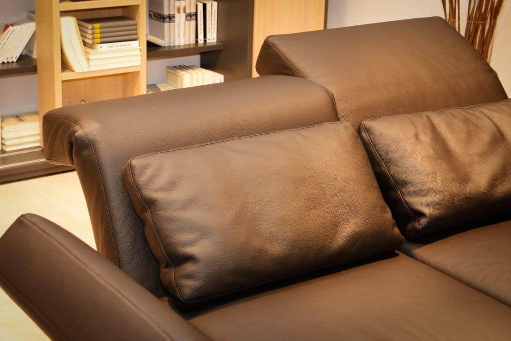 Na bezgłośne ustawienie oparcia głowy i ramion pozwala mechanizm „FricoFlex” firmy Hettich.