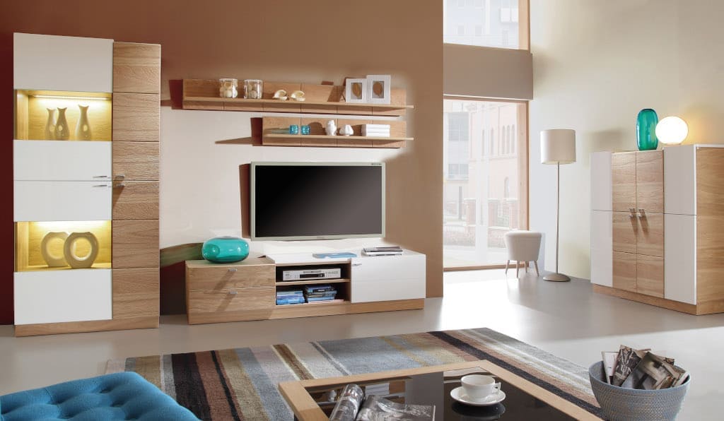 W kolekcji „Modern” firmy Paged faktura szczotkowanego, dębowego forniru w naturalnym wybarwieniu połączona została z białymi, błyszczącymi powierzchniami.