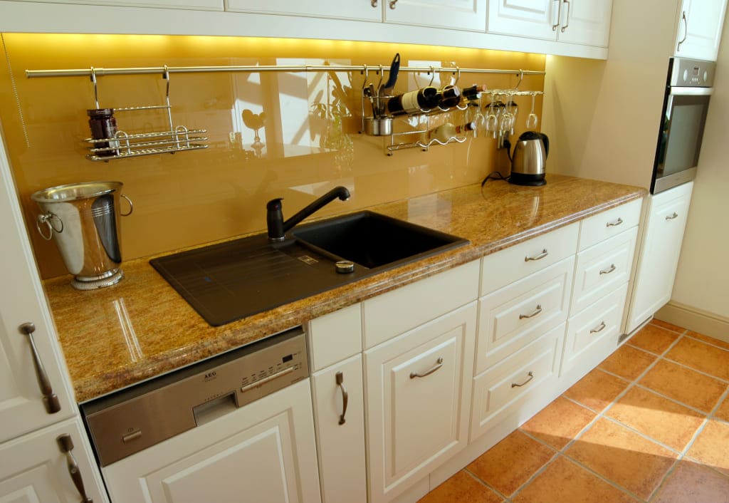 Materiał jakim jest granit, uchodzi za ekskluzywny – jest efektownym wykończeniem każdej kuchni, nadaje jej ponadczasowy wygląd.