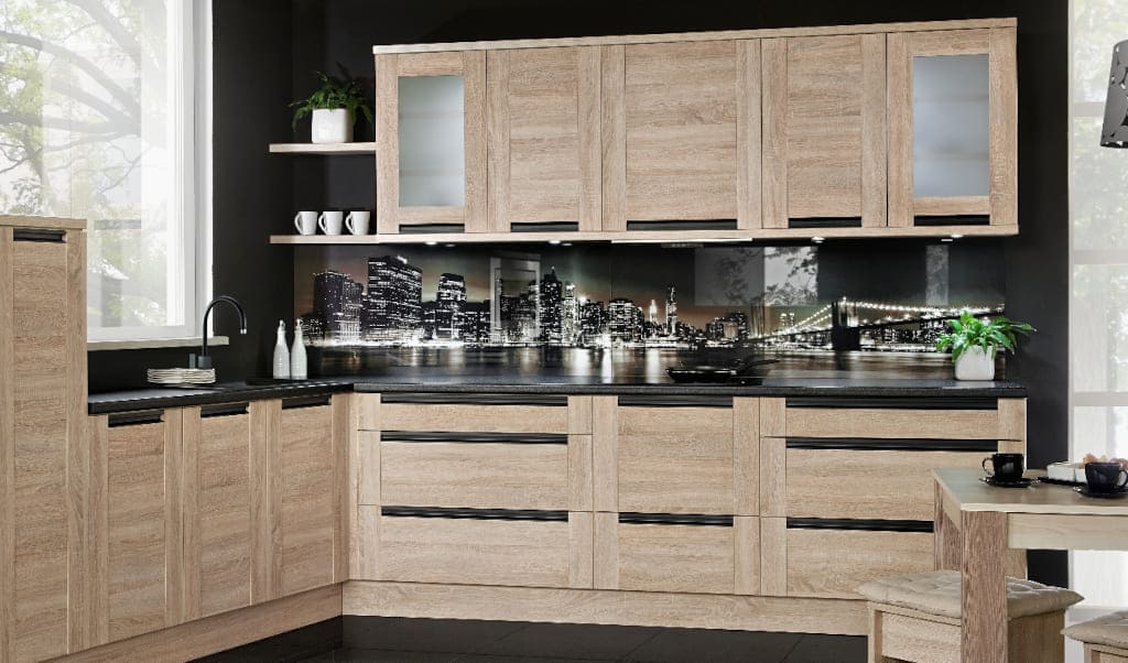 System „Olivia” Spółki Meblowej KAM z zestawem podstawowym „Singiel Plus”. „Olivia” charakteryzuje się ciekawym rozwiązaniem uchwytu meblowego – przypomina funkcjonalnie uchwyt sztangowy.