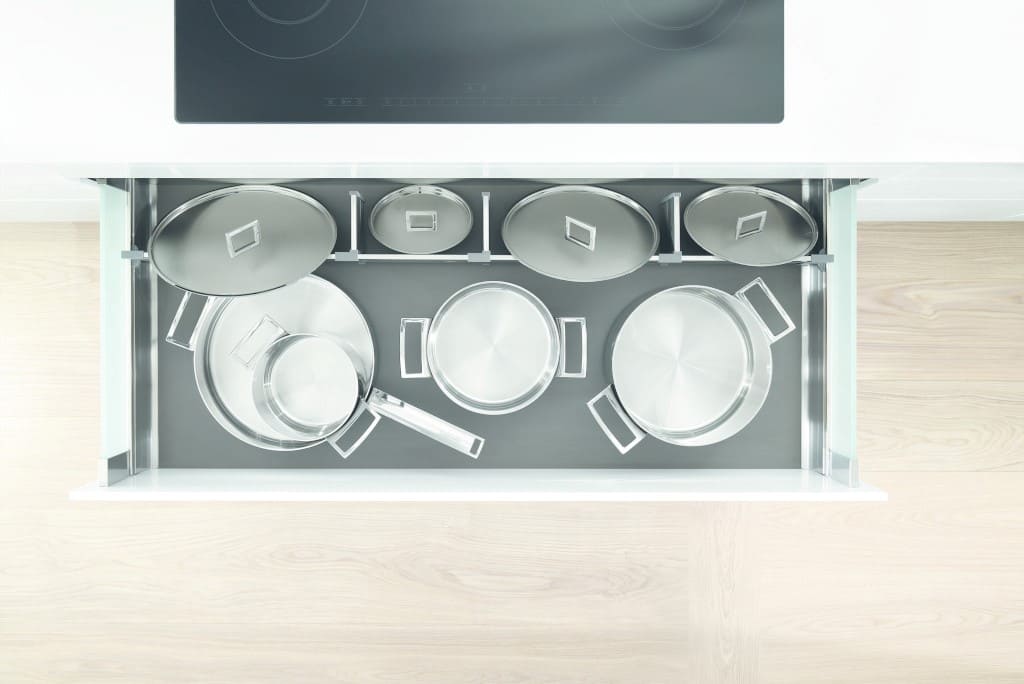 „Orga-Line” firmy Blum to wysokiej jakości system podziału wewnętrznego ze stali nierdzewnej do szuflad standardowych i szuflad z wysokim frontem.