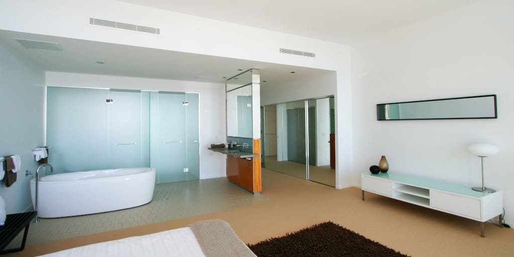 Wykorzystanie w drzwiach przesuwnych szkła „Pilkington Optifloat Opal” zapewnia charakterystyczne dla półprzezroczystych szyb rozproszenie naturalnego światła.