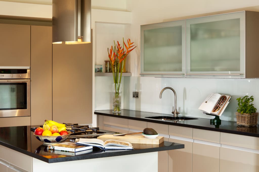 Półprzezroczyste, matowe szkło „Pilkington Optifloat Opal” powstaje w procesie trawienia powierzchni szkła kwasem.