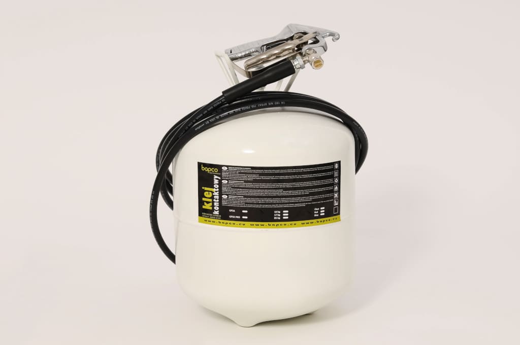 Poliuretanowy klej w sprayu „PU Spray” firmy Bapco przeznaczony jest do klejenia płyt warstwowych, drewna, styropianu, papy, tektury oraz materiałów budowlanych jak beton czy blacha.