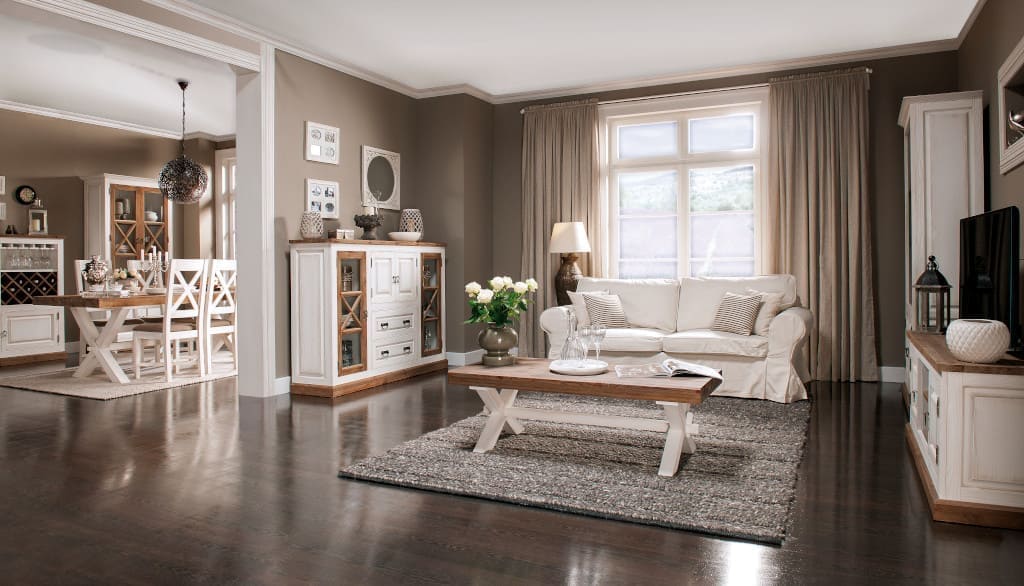 „Provance” (prod. Krysiak Meble) to eleganckie meble, które wprowadzą do salonu ciepły, śródziemnomorski klimat. Dostępne są w dwóch wybarwieniach: białym i białym postarzanym.