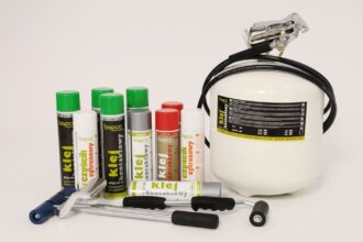 Oferowany przez Bapco „PU Spray” – klej poliuretanowy w sprayu, dzięki właściwościom kleju konstrukcyjnego D4 można stosować jedno lub dwustronnie.