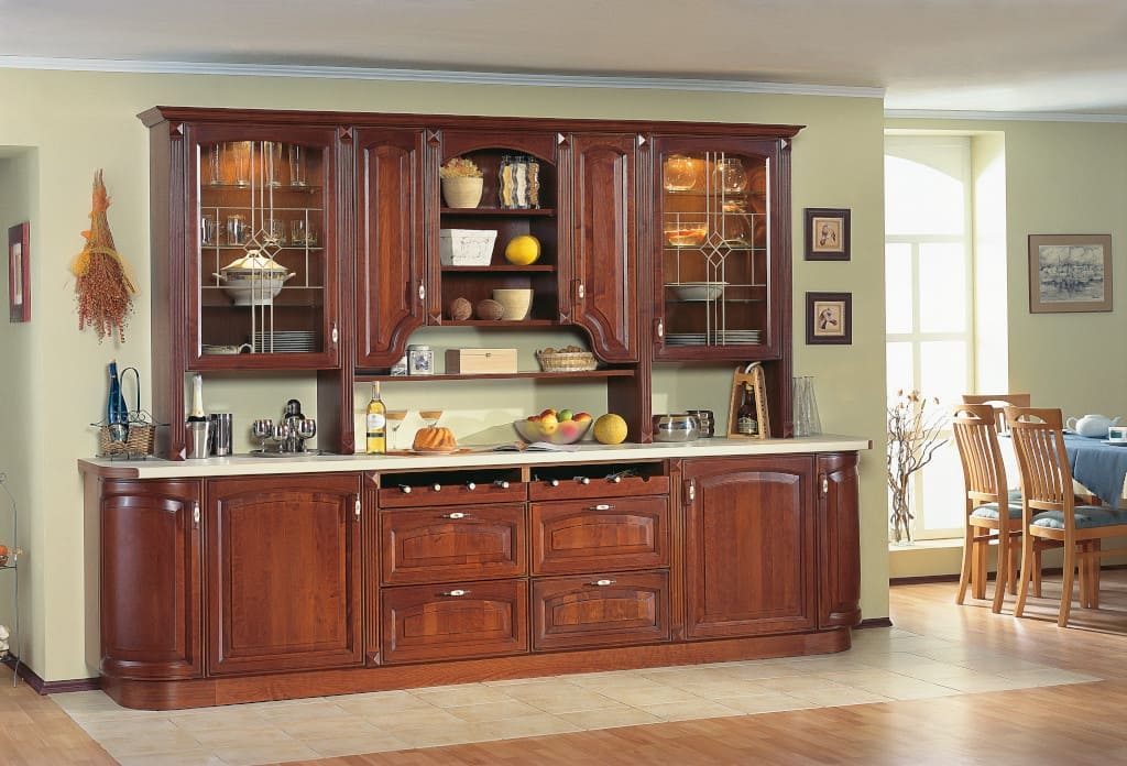 Proponowane przez firmę Pujan szkło witrażowe, zamontowane w witrynie kredensu, wykończone jest taśmą ołowianą w kolorze starego złota.