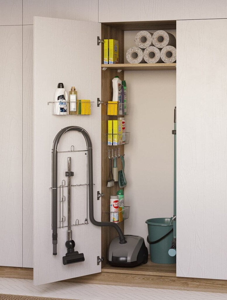 Rejs - pomieszczenie gospodarcze, szafka z akcesoriami