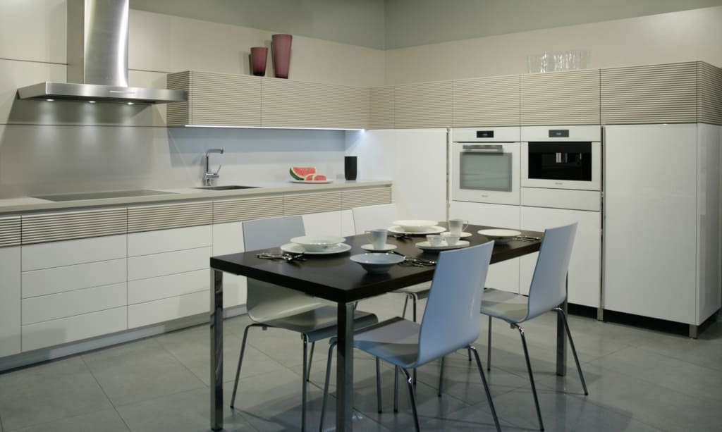 Klasyczna zabudowa kuchenna w kształcie litery L: Remeb - kuchnia „City”. Charakterystycznym elementem tego projektu są fronty.