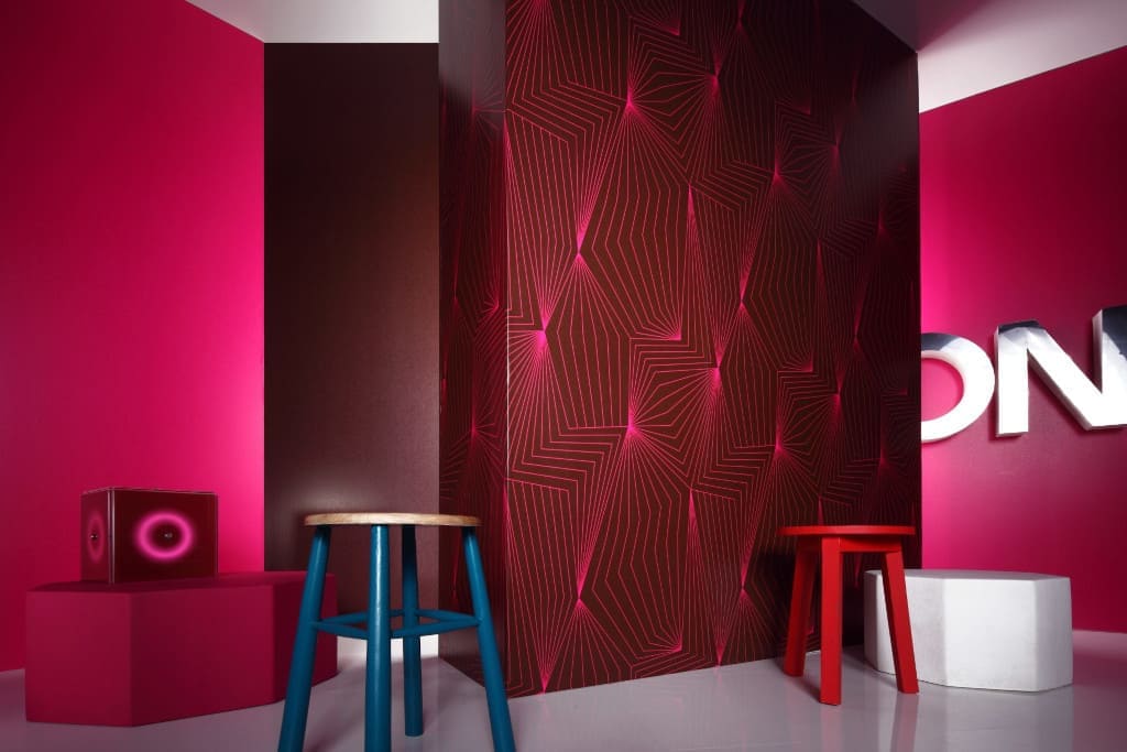 Dla projektantów szukających natchnienia Resopal, wraz z niemieckim artystą, Larsem Contzenem, przygotował kilkanaście artystycznych dekorów (druk cyfrowy), które można w dowolnie konfigurować kolorystycznie.