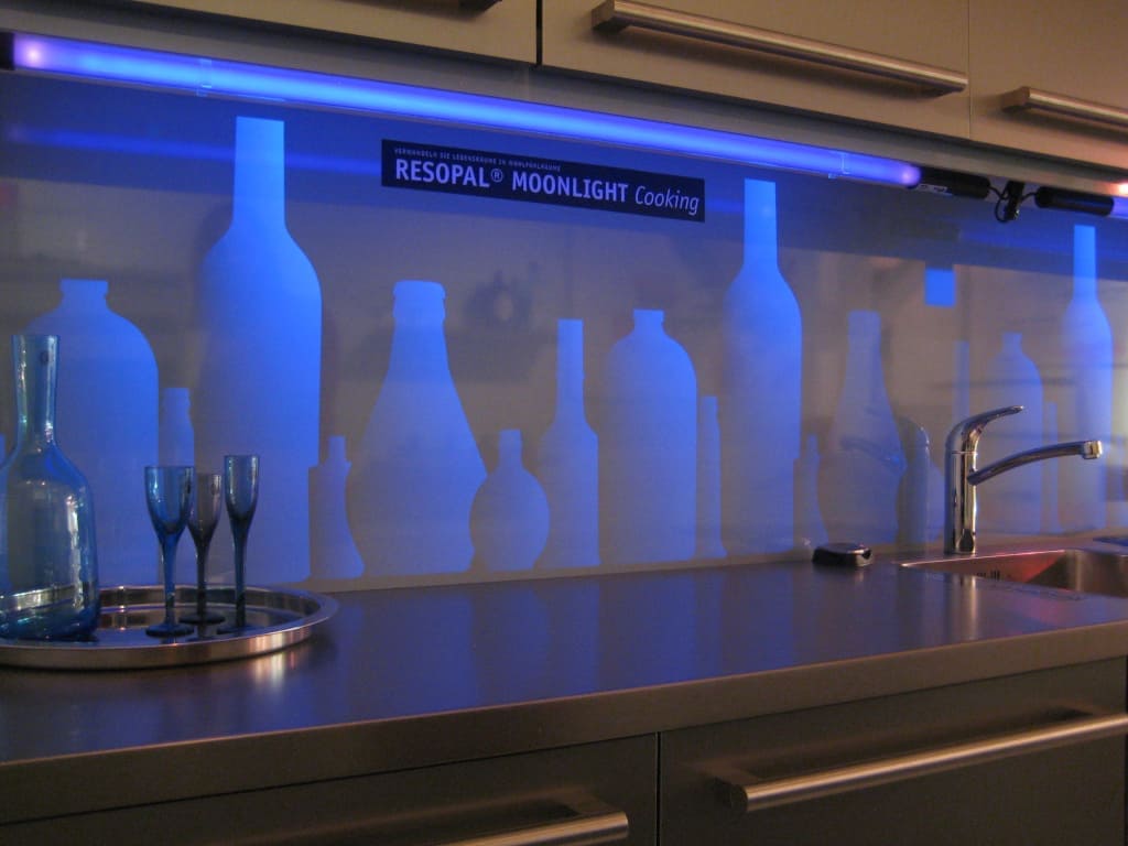 Resopal opracował technologię „Moonlight”, która pozwala na połączenie dowolnego dekoru z kolekcji z własnym nadrukiem, który ukazuje się dopiero po oświetleniu światłem UV.