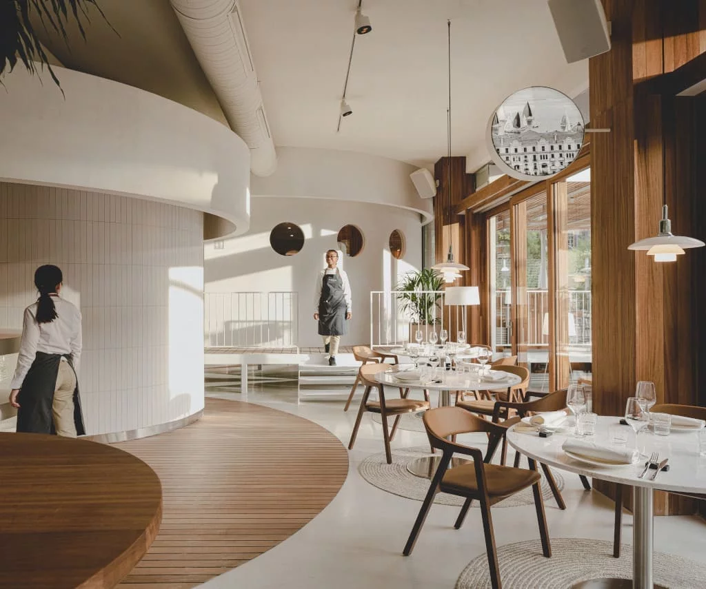 Ogólna perspektywa restauracji La Maruca de López de Hoyos w Madrycie, Hiszpania.