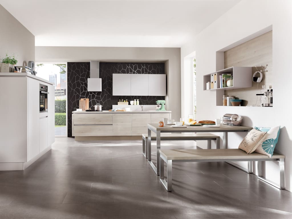 Do prostych, nowoczesnych mebli „Riva 896” firmy Nobilia (Niemcy) z frontami w odcieniach jasnoszarym i drewna sosnowego pasuje zestaw stół i dwie szerokie ławki na stalowych, geometrycznych stelażach.