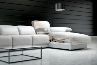 SF 056-D-5 firmy Stalmot & Wolmet umożliwia wygodną pozycję relaksu na otomanie. Unikalna konstrukcja zawiasu do uchylania części pod nogi stwarza możliwość zbudowania pojemnika na pościel.