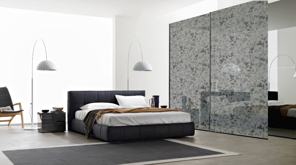 Sibu - mata „SG Lace Black/Platin” z kolekcji „SibuGlas”, imitująca strukturę szklaną, pod którą „ukryty” jest oryginalny dekor czarno-platynowy. Dystrybutorem mat firmy Sibu jest Siro-Poland.