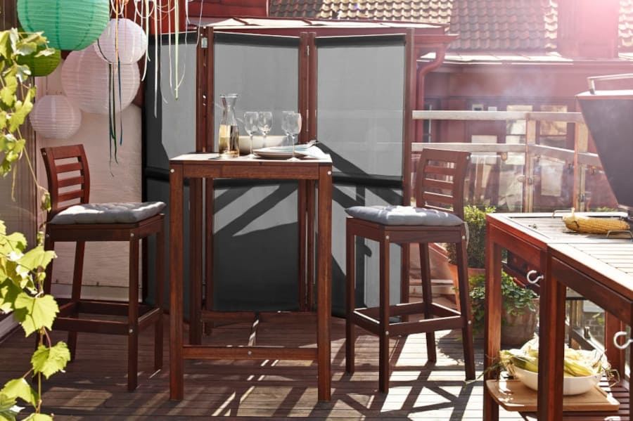 Stół barowy i stołek barowy z kolekcji „Äpplarö” (proj. K. Hagberg, M. Hagberg) to jedna z najnowszych propozycji IKEA, która w polskich sklepach tej sieci pojawi się na początku lutego.