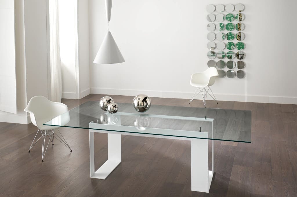 Oryginalny kształt podstawy i przezroczysty, szklany blat to znaki rozpoznawcze stołu „Miles” (prod. Tonelli Design, dystr. Bartolini & Co. Import-Export Agencja Meblowa Walter Bartolini).