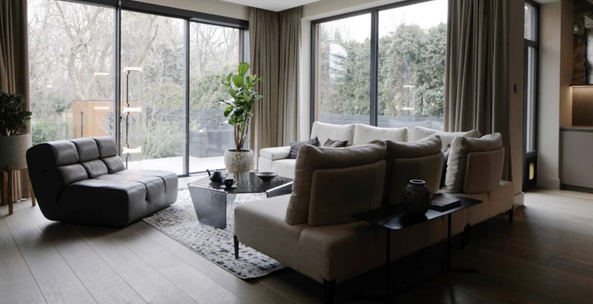 Otwarta na ogród i z dwóch stron przeszklona strefa wypoczynku.