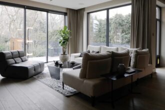 Otwarta na ogród i z dwóch stron przeszklona strefa wypoczynku.