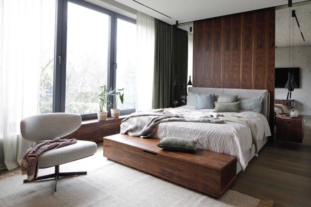 Sypialnia właścicieli, choć nie jest duża, ma wiele walorów estetycznych. Jej głównym atutem jest piękny widok na ogród.