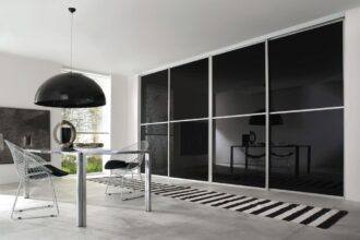 Systemy do drzwi przesuwnych oferowane przez Amix to uniwersalność połączona z doskonałą ergonomią. Cechuje je również prosty montaż, wysokiej jakości materiały oraz precyzyjne wykonanie.