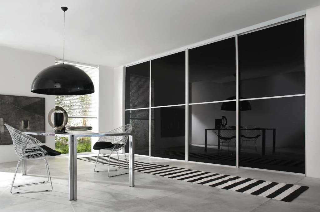 Systemy do drzwi przesuwnych oferowane przez Amix to uniwersalność połączona z doskonałą ergonomią. Cechuje je również prosty montaż, wysokiej jakości materiały oraz precyzyjne wykonanie.