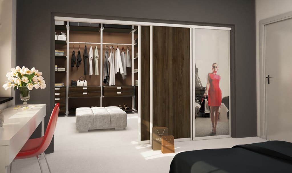 Drzwi wykonane w systemie „Lazuryt II” firmy Komandor wyróżnia profil o subtelnym kształcie, smukły i sprawiający wrażenie delikatnego.