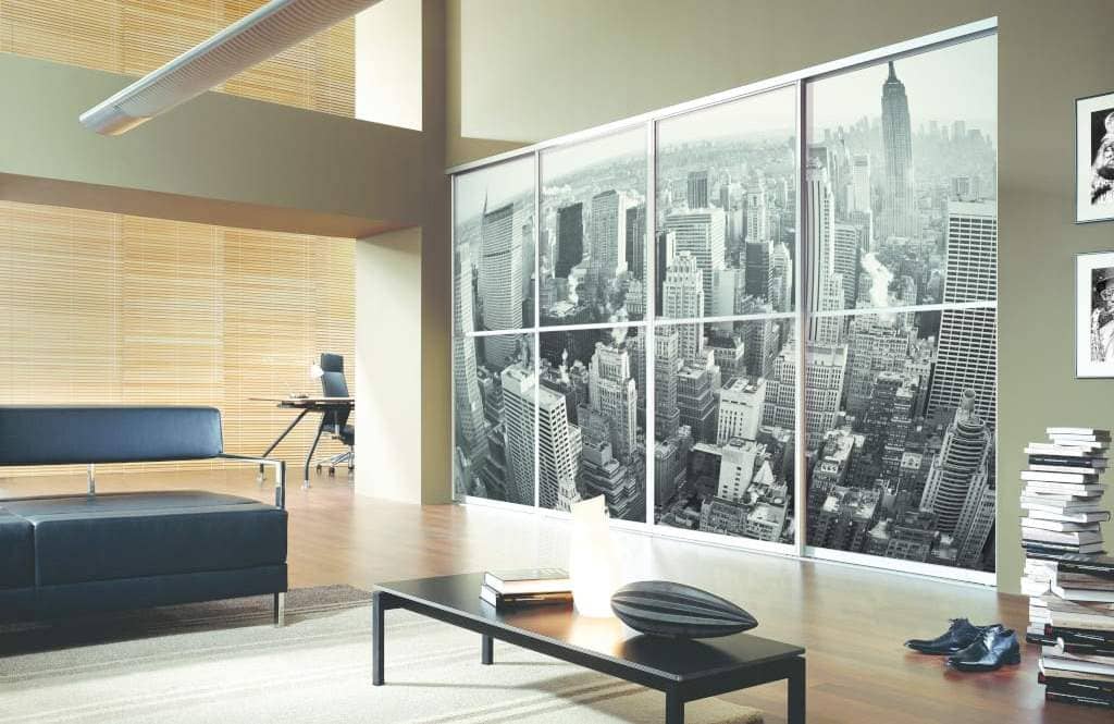 Do widocznych na zdjęciu drzwi przesuwnych zastosowano system „Onyx” firmy Komandor oraz wypełnienie ze szkła dekoracyjnego.