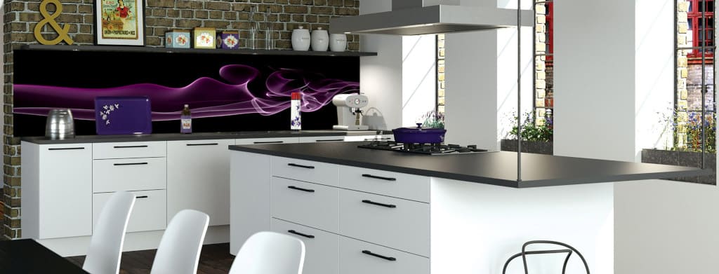 Szklane panele dekoracyjne firmy Fire-Glass przykuwają wzrok i pasują zarówno do nowoczesnych, jak również stylowych kuchni.