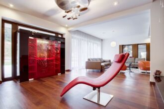 Szkło fusowane od standardowego różni się przede wszystkim rzeczywistym reliefem. Dzięki temu wzór jest trójwymiarowy, a sposób barwienia tylko podkreśla ten efekt. Villa Glass Studio.