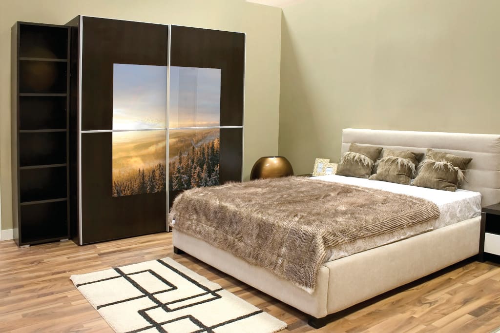 Firma Szkło-Lux oferuje obecnie najbardziej innowacyjne na rynku wydanie grafik laminowanych do drzwi przesuwnych pod nazwą „Monoglass”.