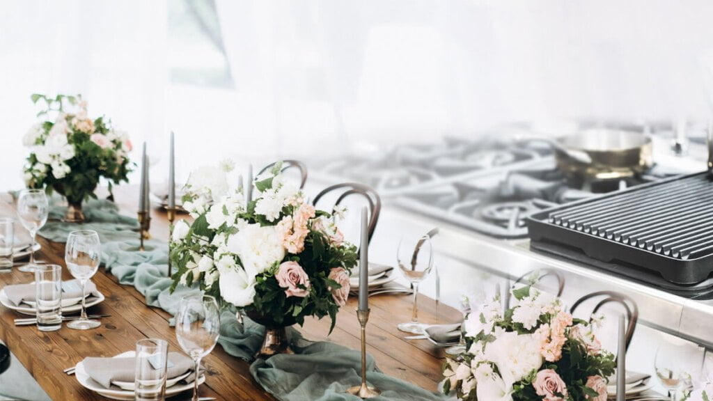 Stół kuchenny z zastawą i kwiatami - targi Tashkent Home Decor - miesięcznik i portal informacyjny branży meblarskiej biznes.meble.pl