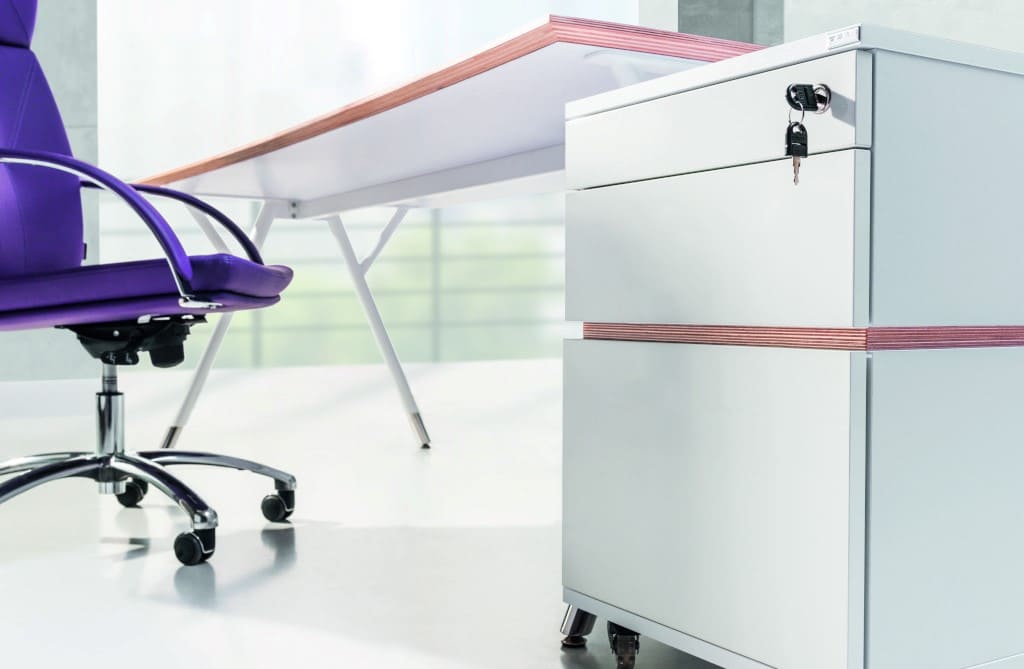 System mebli gabinetowych „Snabb” firmy Tobo produkowany jest z wysokiej jakości materiałów. Blaty biurek wykonano z naturalnej sklejki z wierzchnią warstwą HPL, co nadaje im wysoką odporność na zarysowania.