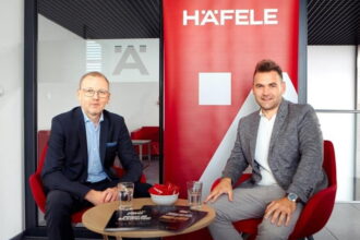 Od lewej: Tomasz Knot, dyrektor zarządzający Häfele Polska i Tomasz Kunicki, właściciel PRO Liga Wrocław.