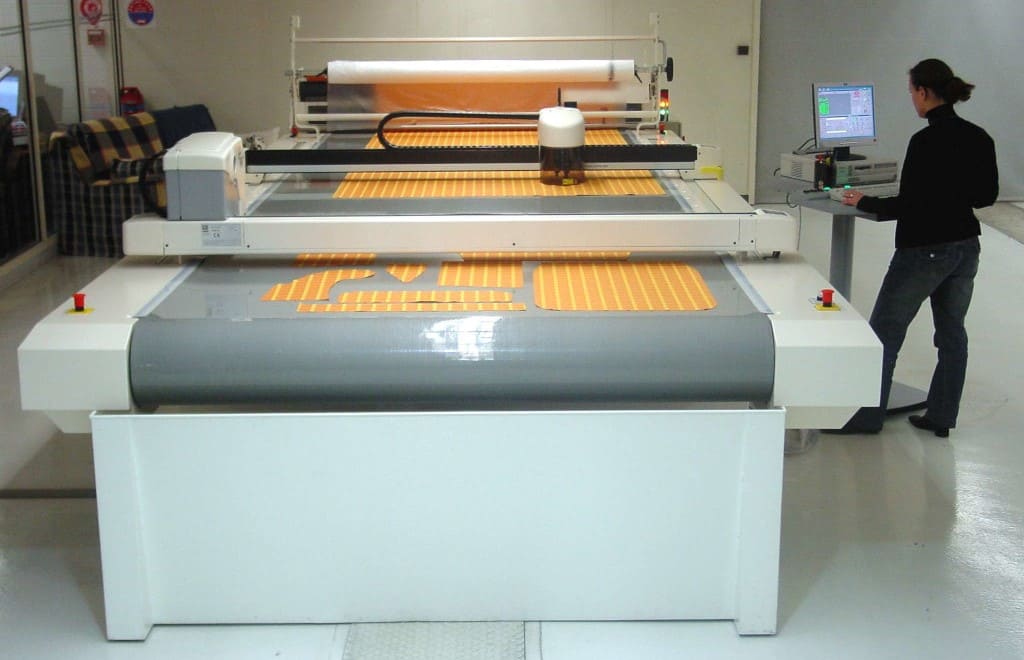 „TopSpin”, prod. Lectra, dystr. Lectra Polska. Przeznaczenie: jednowarstwowe cięcie tkanin obiciowych jednolitych oraz wzorzystych.