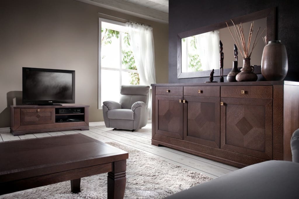 W kolekcji „Toscania” firmy Lissy na dębowych frontach oraz blatach stołu i ławy zastosowano kunsztowne intarsje. Dodatkowo stół i ławę zdobią efektownie frezowane nogi.