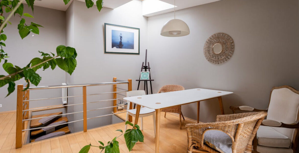 Jasne i przestronne poddasze pełne zielonych kwiatów