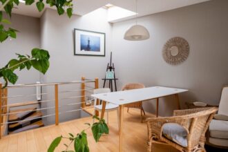 Jasne i przestronne poddasze pełne zielonych kwiatów